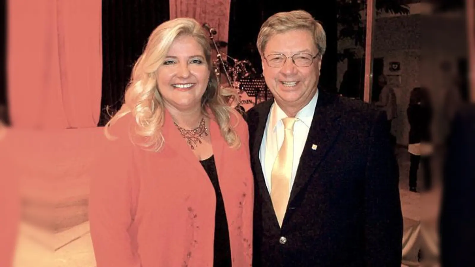 Peter Möws (rechts), Vorsitzender der Kirchheim-Heimstettener Tafel, bedankt sich bei Chorleiterin Kerstin Staudinger für die gelungenen Konzertabende und für die großzügige Spende.	 (Foto: Verein)