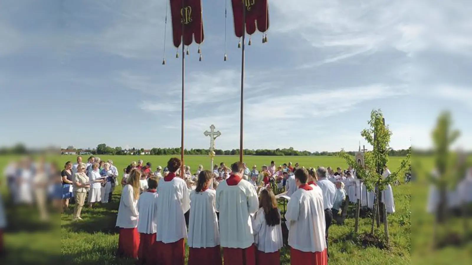 120 Gläubige des Pfarrverbands kamen zur feierlichen Mai-Andacht unter freiem Himmel. 	 (Foto: VA)