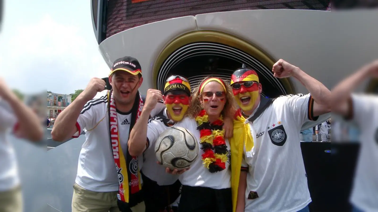 Die Fußball-Europameisterschaft hat begonnen und zahlreiche Fans fiebern mit der Deutschen Nationalmannschaft. (Foto: Alexander Hauk  / pixelio.de)