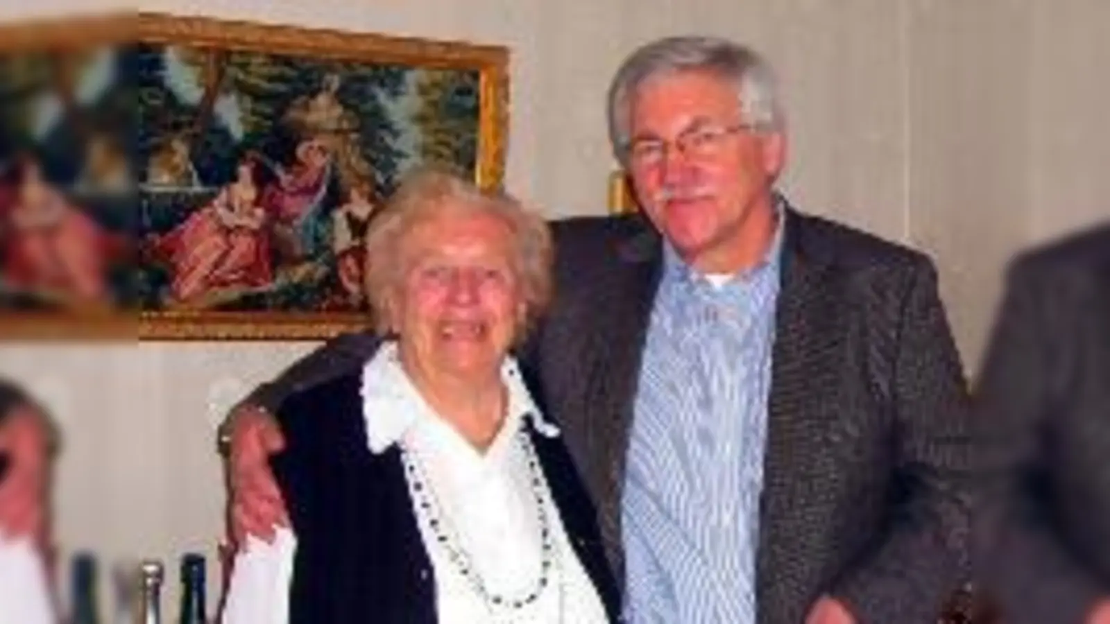 Feldkirchens Bürgermeister Werner van der Weck gratulierte Anna Frim zum 85. Geburtstag.	 (F.: Privat)