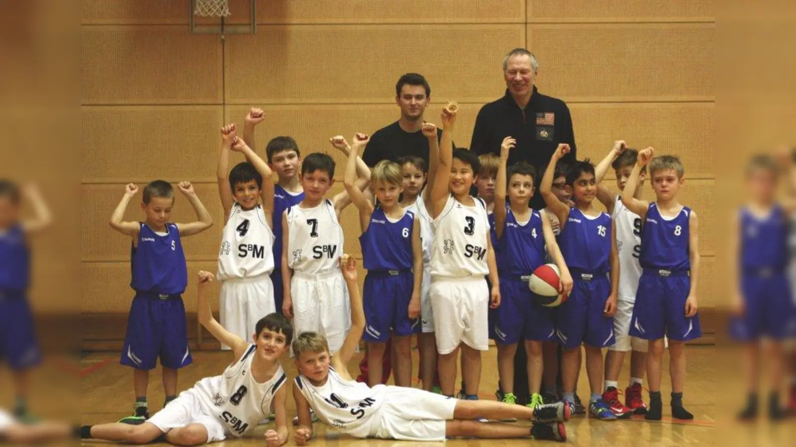 Die U 10-Teams jubeln. Hinten von rechts: Sascha  Kharchenkow (Trainer LL), Philipp Ehm (Trainer SBM) und der kleine Igor. (Foto: H. Handwerker)