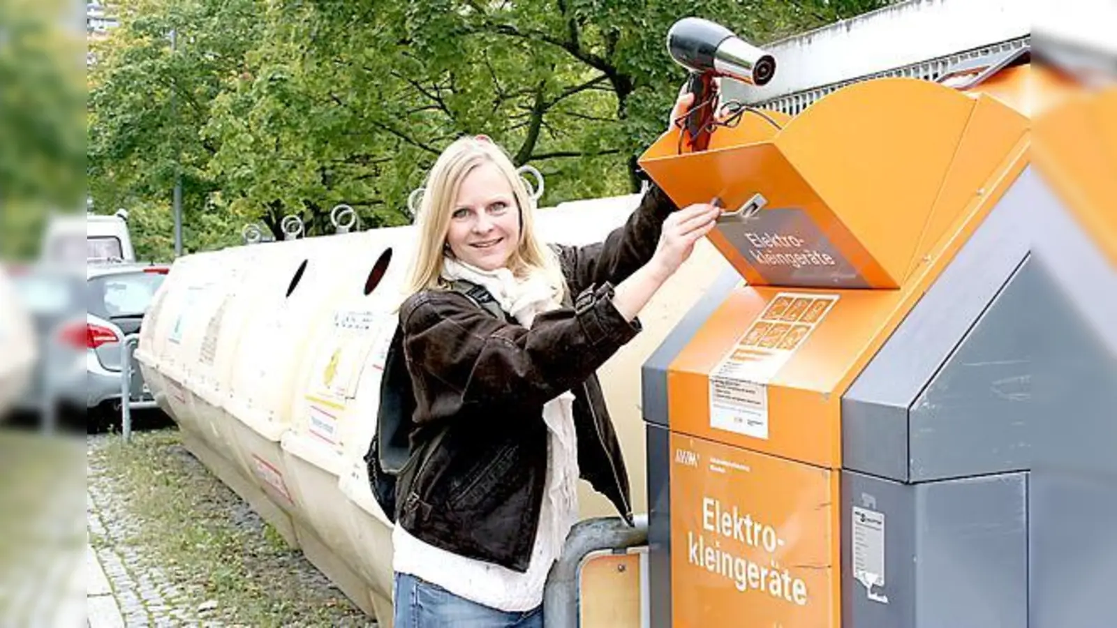 Helga Seitz vom Abfallwirtschaftsbetrieb München präsentierte den neuen Container für Elektrokleingeräte.	 (Foto: ws)