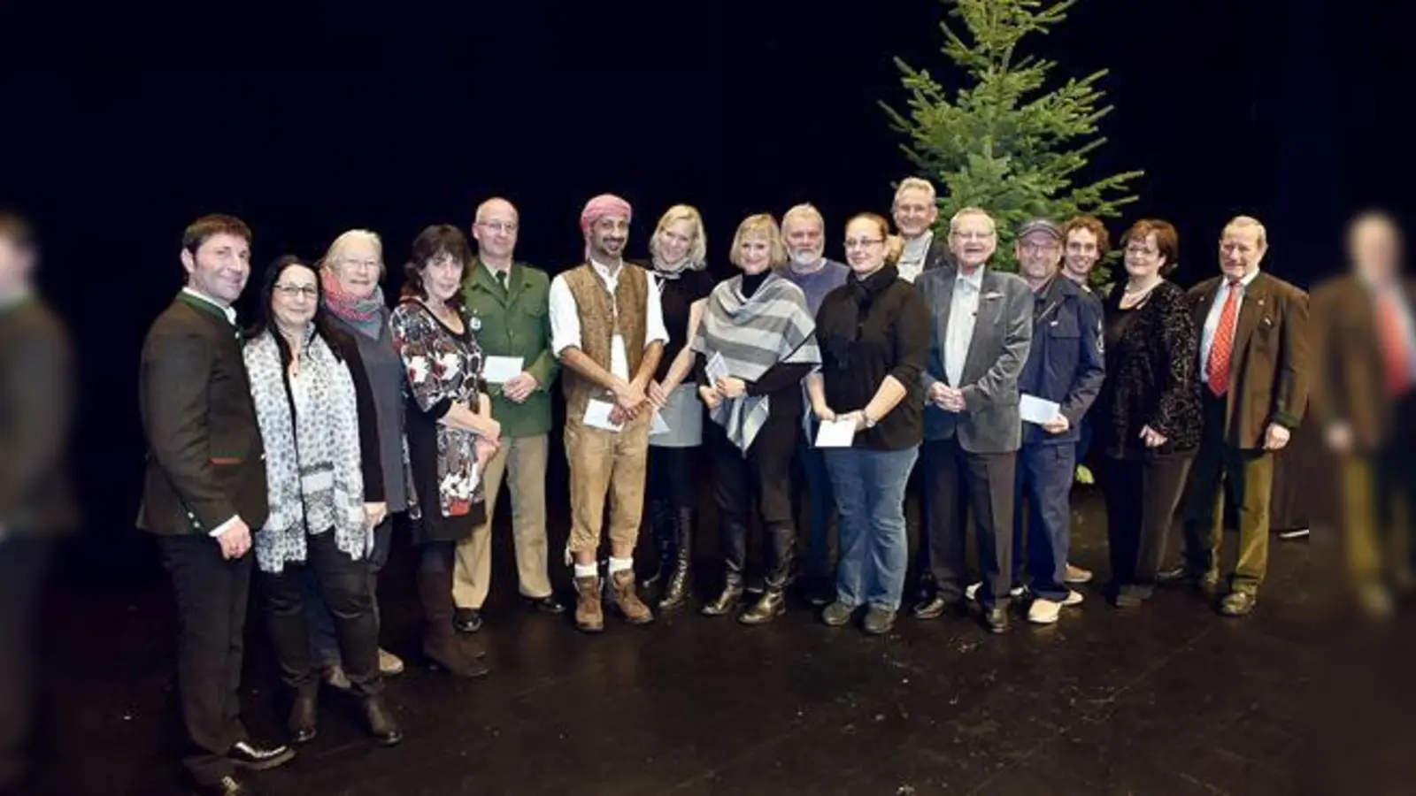 Bürgermeister Andreas Kemmelmeyer (ganz links) und Marktleiter Stefan Ganser (ganz rechts) übergaben die Erlöse an gemeinnützige Einrichtungen.	 (Foto: Gemeinde UFG)