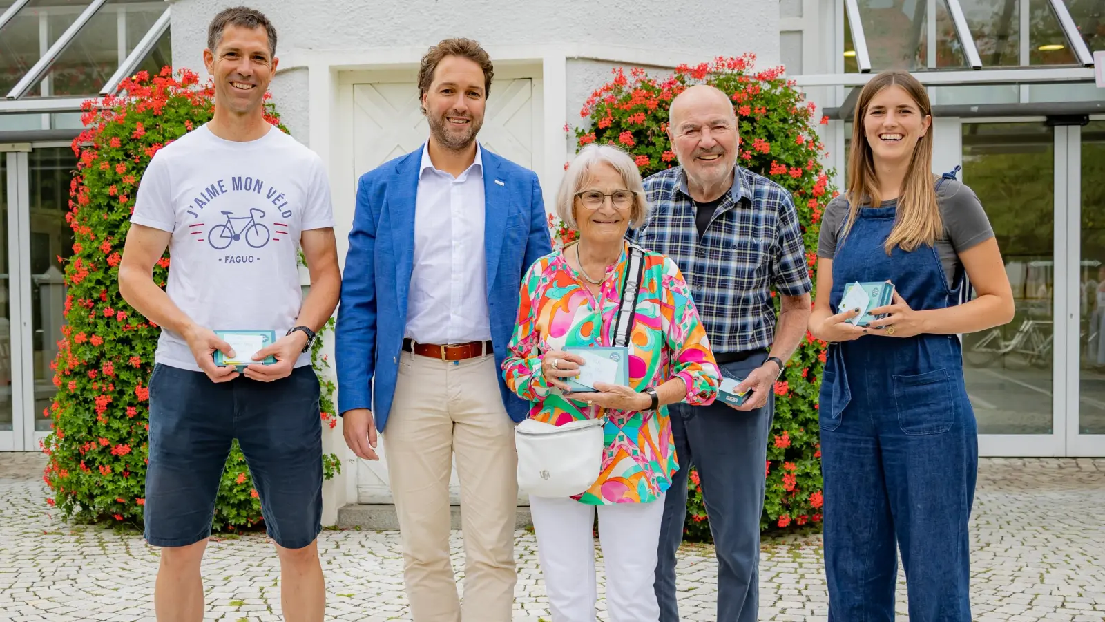 Die Gemeinde Haar prämierte die vier ersten Plätze unter den Haarer Radlern: v.l. Andreas Mosig (1.Platz), Brgm. Dr. Andreas Bukowski, Therese Mogl (2.Platz), Gustl Mogl (3. Platz) und Louisa Jüngst (4.Platz).  (Foto: Janina Ruthenkolk)