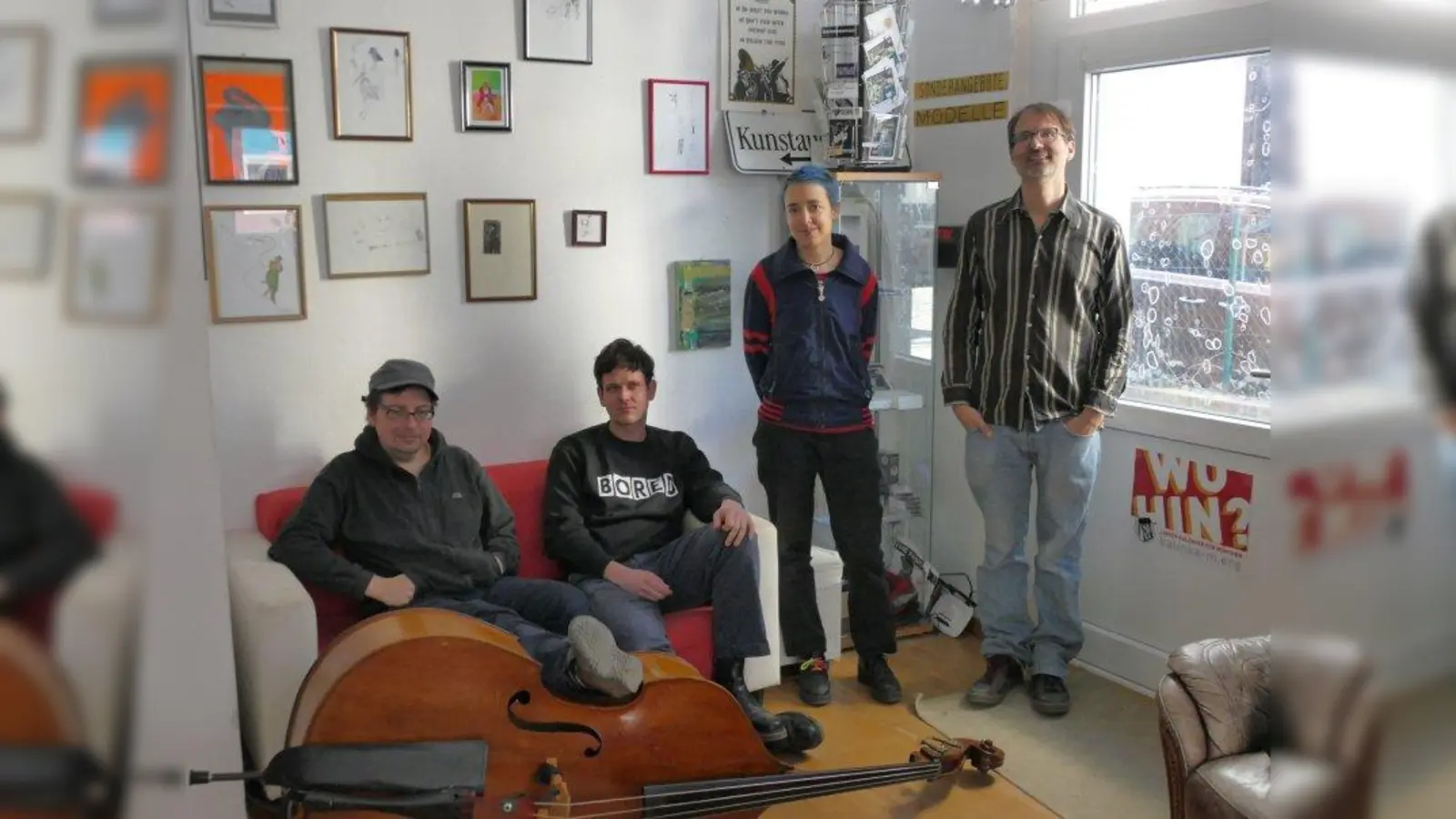 Steffen Müller (links) spielt auf seinem Kontrabass zum Ausklang, auch (von links) Moritz Dittmeyer, „paulaner” und Fabian Sefzig nehmen Abschied von ihrer Kulturoase. (Foto: ds)