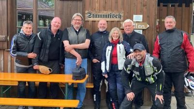 Die Mitglieder des BMW Clubs Seefeld kehrten beim Kathi Bräu ein, wo sie Inhaber Alois Schmitt (3.v.l.) begrüßte. (Foto: BMW Club Seefeld)