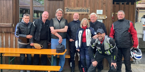 Die Mitglieder des BMW Clubs Seefeld kehrten beim Kathi Bräu ein, wo sie Inhaber Alois Schmitt (3.v.l.) begrüßte. (Foto: BMW Club Seefeld)