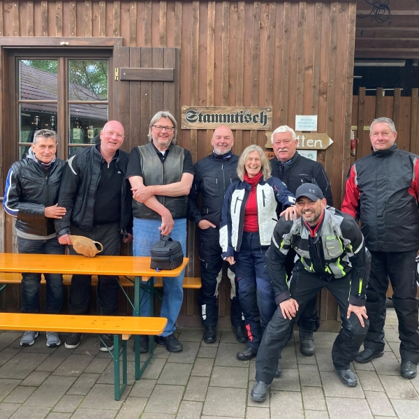 Die Mitglieder des BMW Clubs Seefeld kehrten beim Kathi Bräu ein, wo sie Inhaber Alois Schmitt (3.v.l.) begrüßte. (Foto: BMW Club Seefeld)