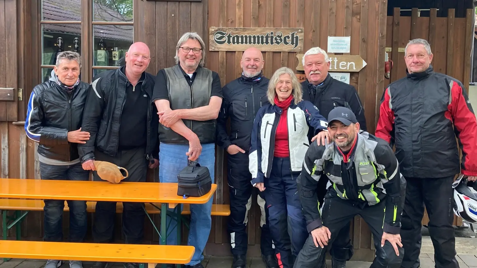 Die Mitglieder des BMW Clubs Seefeld kehrten beim Kathi Bräu ein, wo sie Inhaber Alois Schmitt (3.v.l.) begrüßte. (Foto: BMW Club Seefeld)