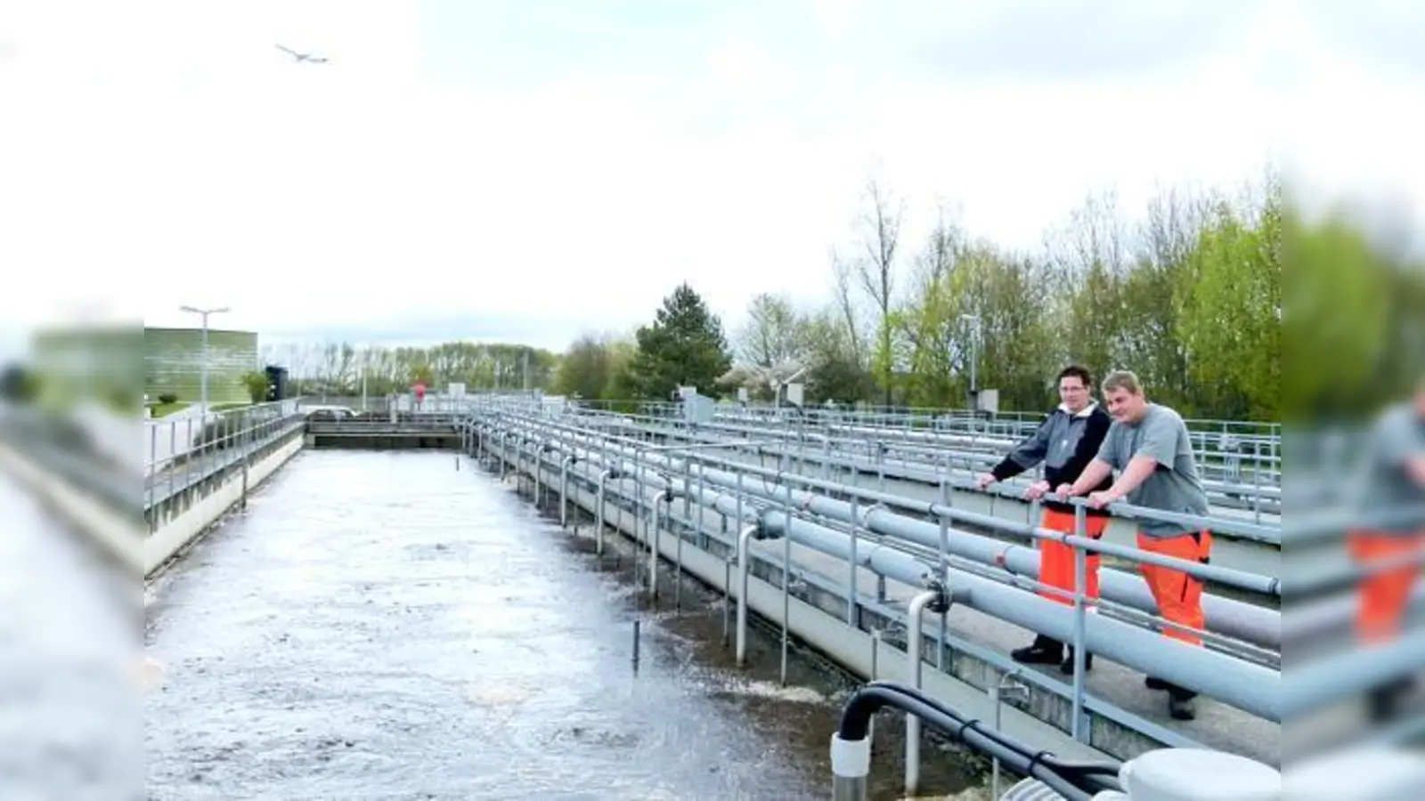 Markus Wiester (links) und Stefan Hermansdorfer sind die Fachkräfte für Abwassertechnik in der Kläranlage. 	 (Foto: bb)