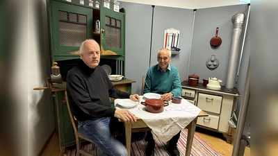 Olaf Nie (l.) und Erich Rüba (r.) in der Emaille-Ausstellung in der Gemeindegalerie Weßling. (Foto: pst)