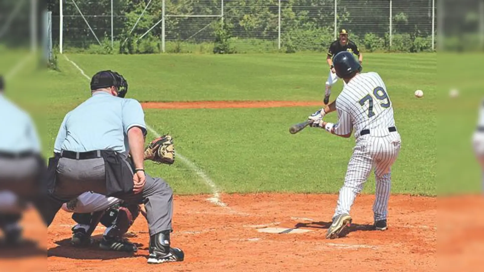 Caribes Schlagmann Julio Ciapara versucht im Spiel gegen Füssen den Ball zu schlagen. (Foto: Caribes)