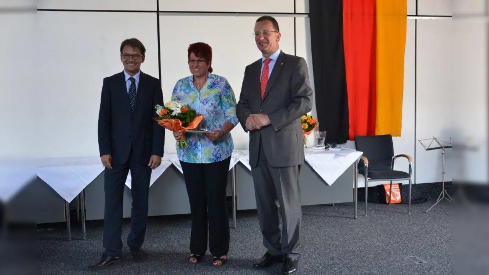 Bei der Verleihung v. li.: Landrat Thomas Karmasin, Sylvia Doll, Oberbürgermeister Andreas Haas. (Foto: eps)