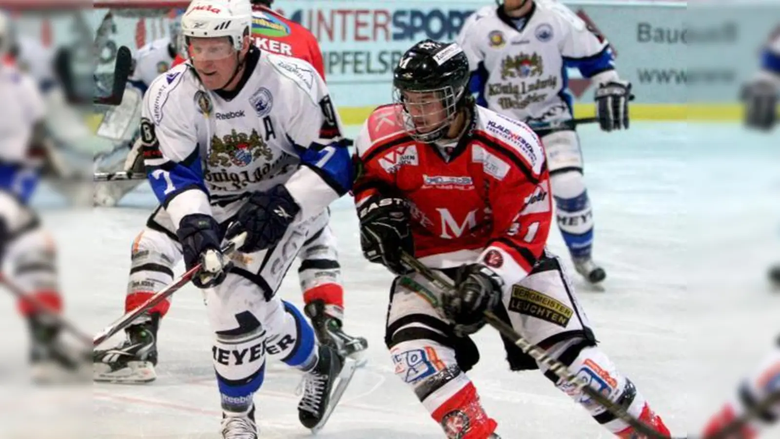 In einem Spiel zur Saisonvorbereitung werden sie sich wohl wieder gegenüber stehen: SCR-Veteran Tim Regan (r.) und EHC-Youngster Raphael Kaefer.	 (Foto: ehc/STOCK4press)
