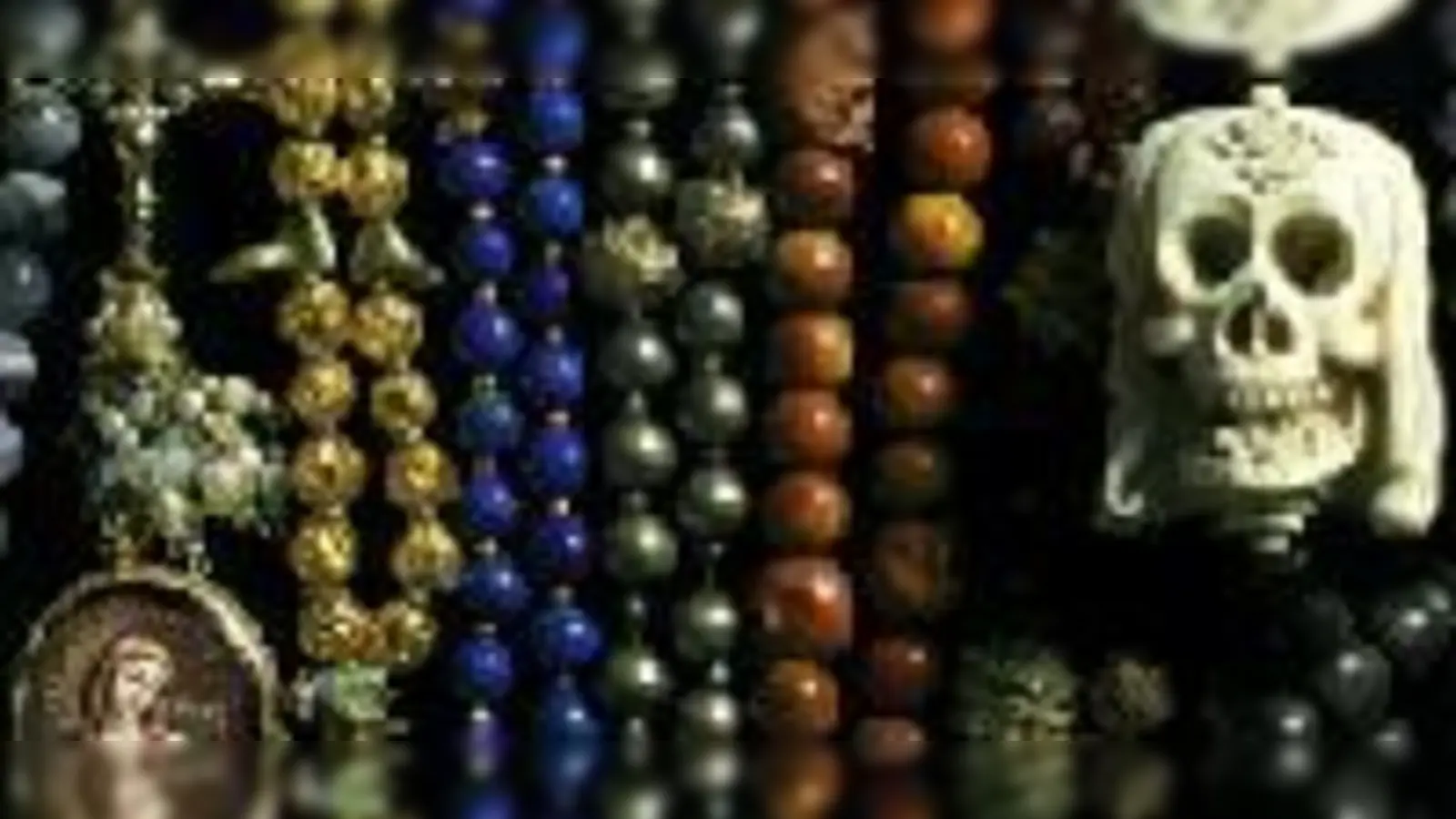 Zeugen von einem anderen Verhältnis zum Tod: Rosenkränze.	  (Foto: VA)