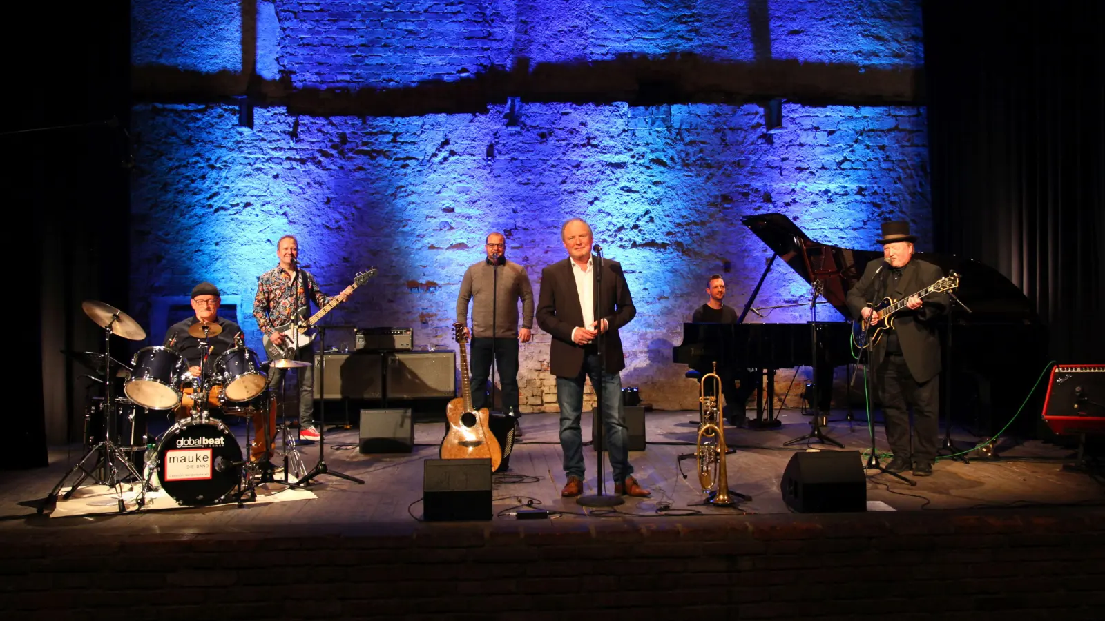 Die Band Mauke spielt am 23. Februar auf der Bühne des Adalbert-Stifter-Saals - und zwar im seltenen paurischen Dialekt. (Foto: Mauke - die Band)