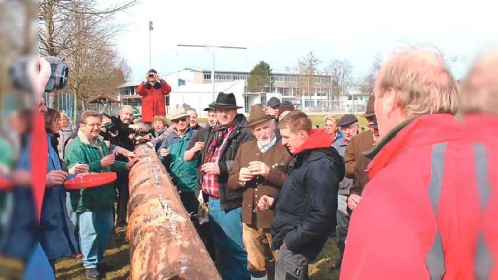 Der Neukeferloher Maibaum ist da! Die Wachhütte ist heuer deutlich größer.	 (Foto: Medienbüro Bistrick)