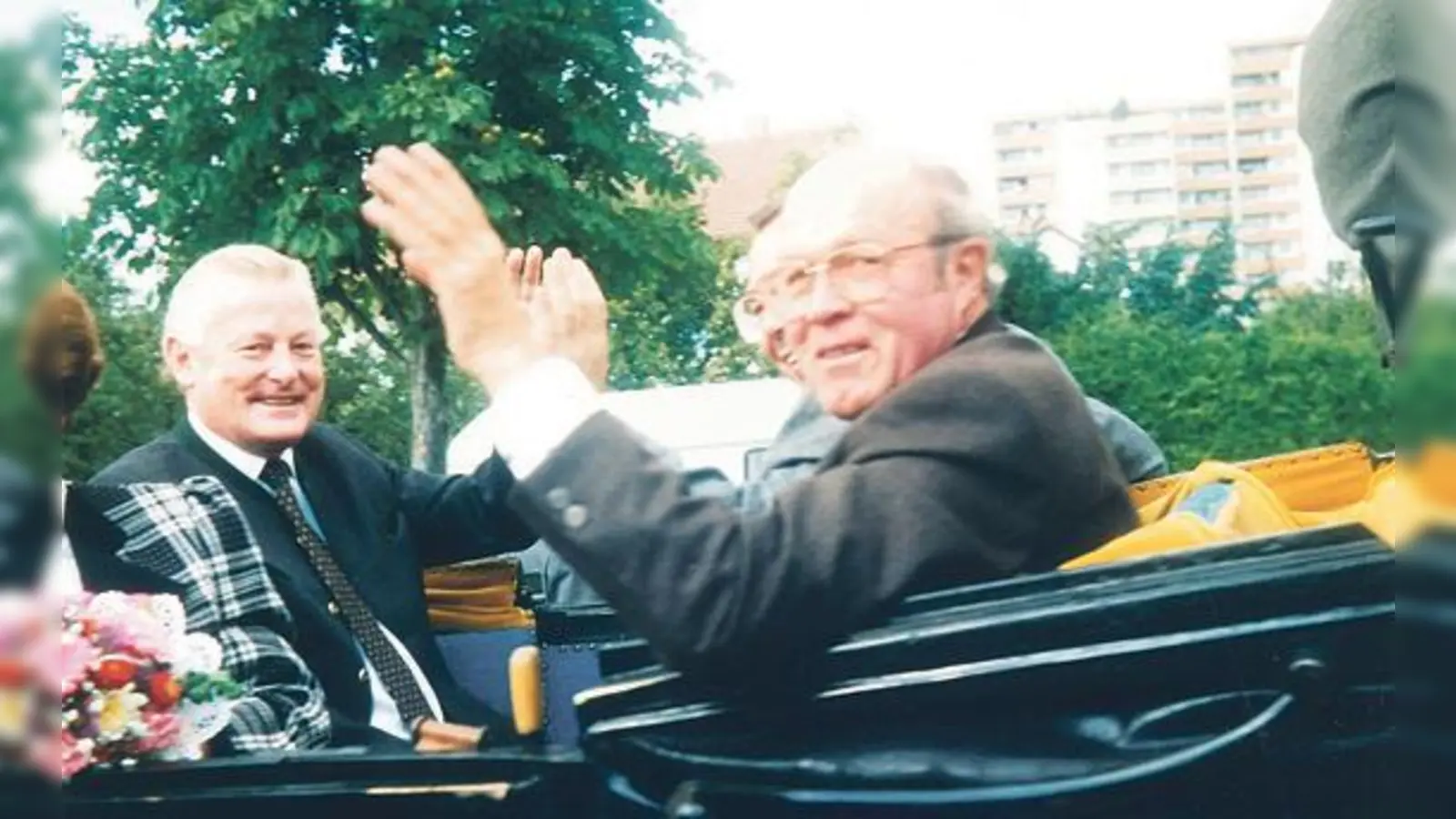 Hoher Besuch in Perlach: Der damalige bayerische Ministerpräsident Max Streibl (li.) grüßte beim großen Festzug vom Wagen aus.  (Foto: Festring)