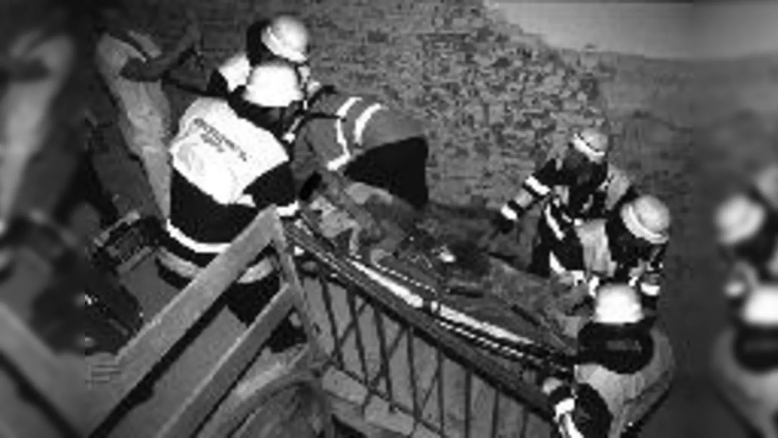 Die Retter bergen den Arbeiter aus den Trümmern.  (Foto: Feuerwehr)