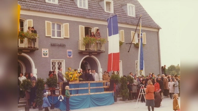 Das Neubiberger Rathaus im Flaggenschmuck nach der Enthüllung der Wappentafeln mit Festgästen und Zuschauern aus der französischen Partnerstadt im Oktober 1975. (Foto: Gemeindearchiv Neubiberg)