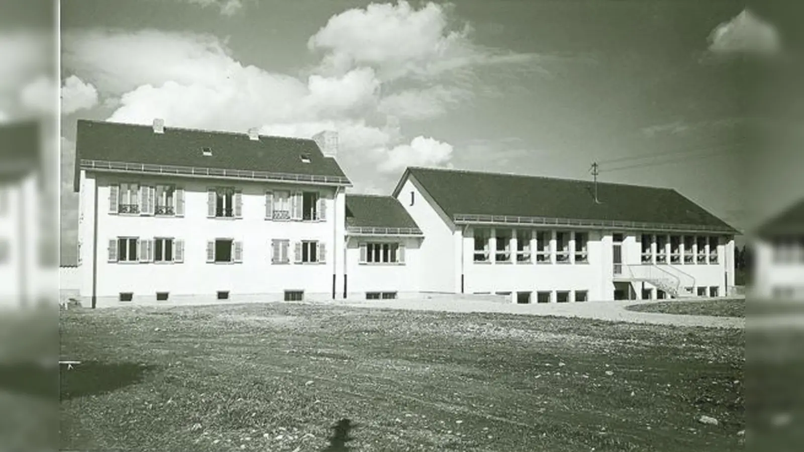 Der Schulkomplex an der  (Foto: 1954 entstand ein Neubau mit zwei Schulräumen als Ersatz für die Waldschule im Thorakgebäude.)