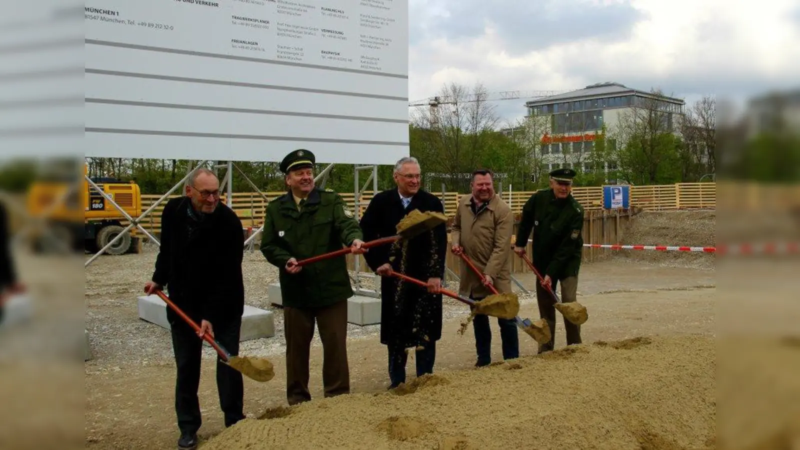 Startschuss für das Bauvorhaben: Albert Grundmann vom Staatlichen Bauamt, der Münchner Polizeichef Hubertus Andrä, Innenminister Joachim Hermann, zweiter Bürgermeister Josef Schmid und der Pasinger Dienststellenleiter Peter Löffelmann (von links) beim Spatenstich. (Foto: us)