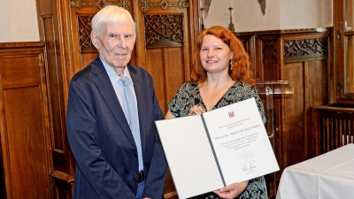 Einer Dankurkunde bekam Dr. Helmuth Stahleder von Stadträtin Gudrun Lux (in Vertretung des Oberbürgermeisters) überreicht.  (Foto: Heribert Mühldorfer/ Presseamt München)