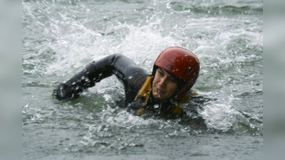 Regelmäßiges Training ist wichtig. Hier ein Mitglied der Wasserwacht München-Mitte bei einer Übung in der Isar. (Foto: Wasserwacht München-Mitte)