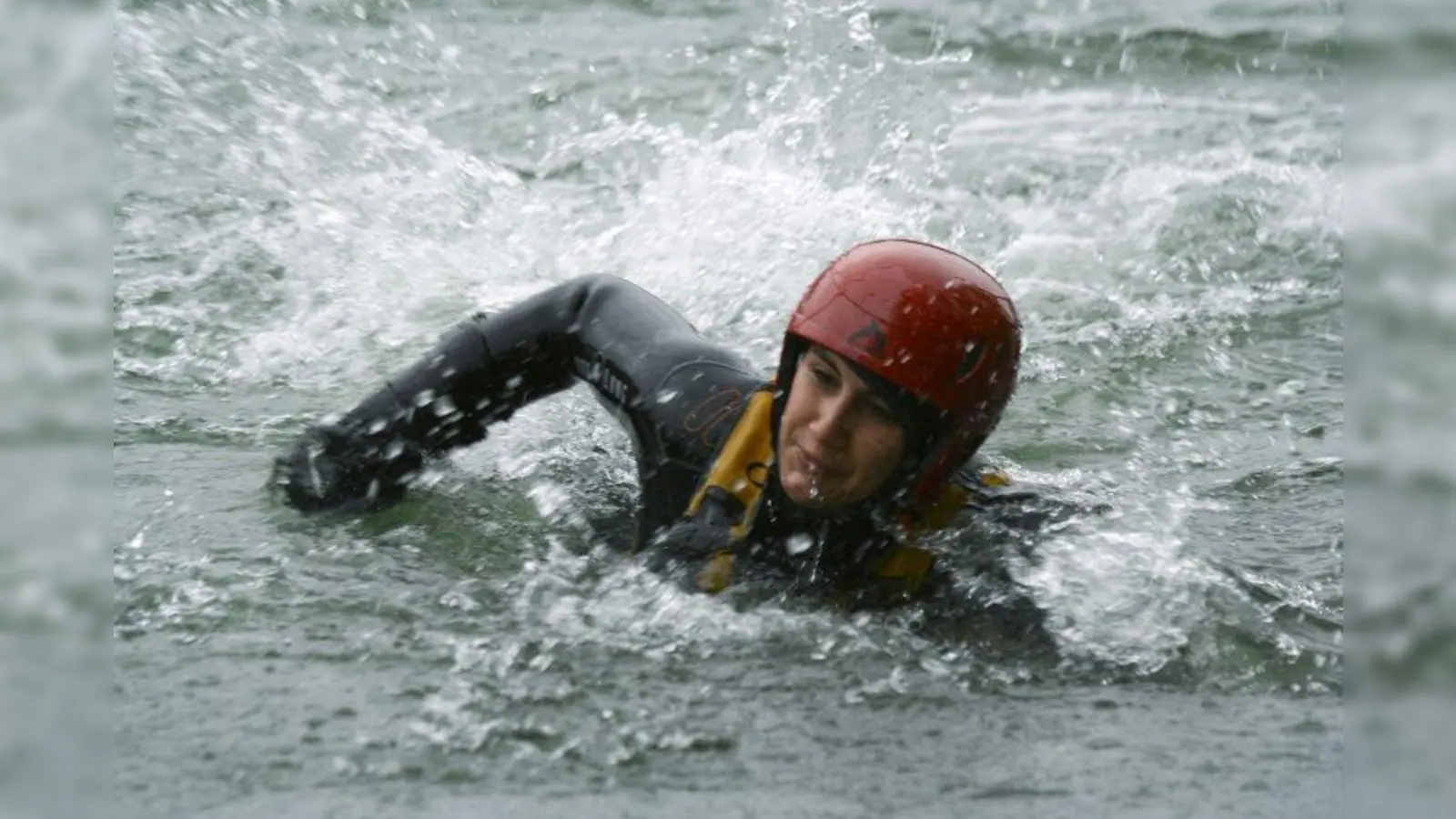 Regelmäßiges Training ist wichtig. Hier ein Mitglied der Wasserwacht München-Mitte bei einer Übung in der Isar. (Foto: Wasserwacht München-Mitte)