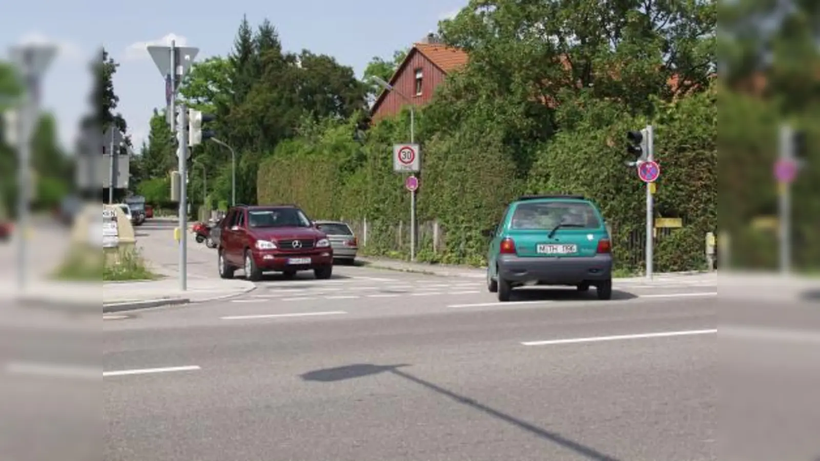 Wer auf der Bodenseestraße stadteinwärts fährt und nach links in die Ehrenbürgstraße einbiegen will, hat wenig Chancen an den parkenden Autos vorbei zu kommen. (Foto: Eva Schraft)