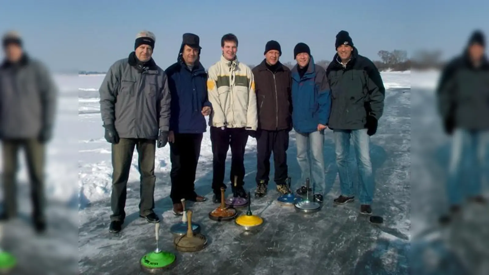 Die lange Kälteperiode hat es doch noch ermöglicht. Mitglieder des SSV Landsham beim Eisstockschießen auf Natureis.	 (Foto: Privat)