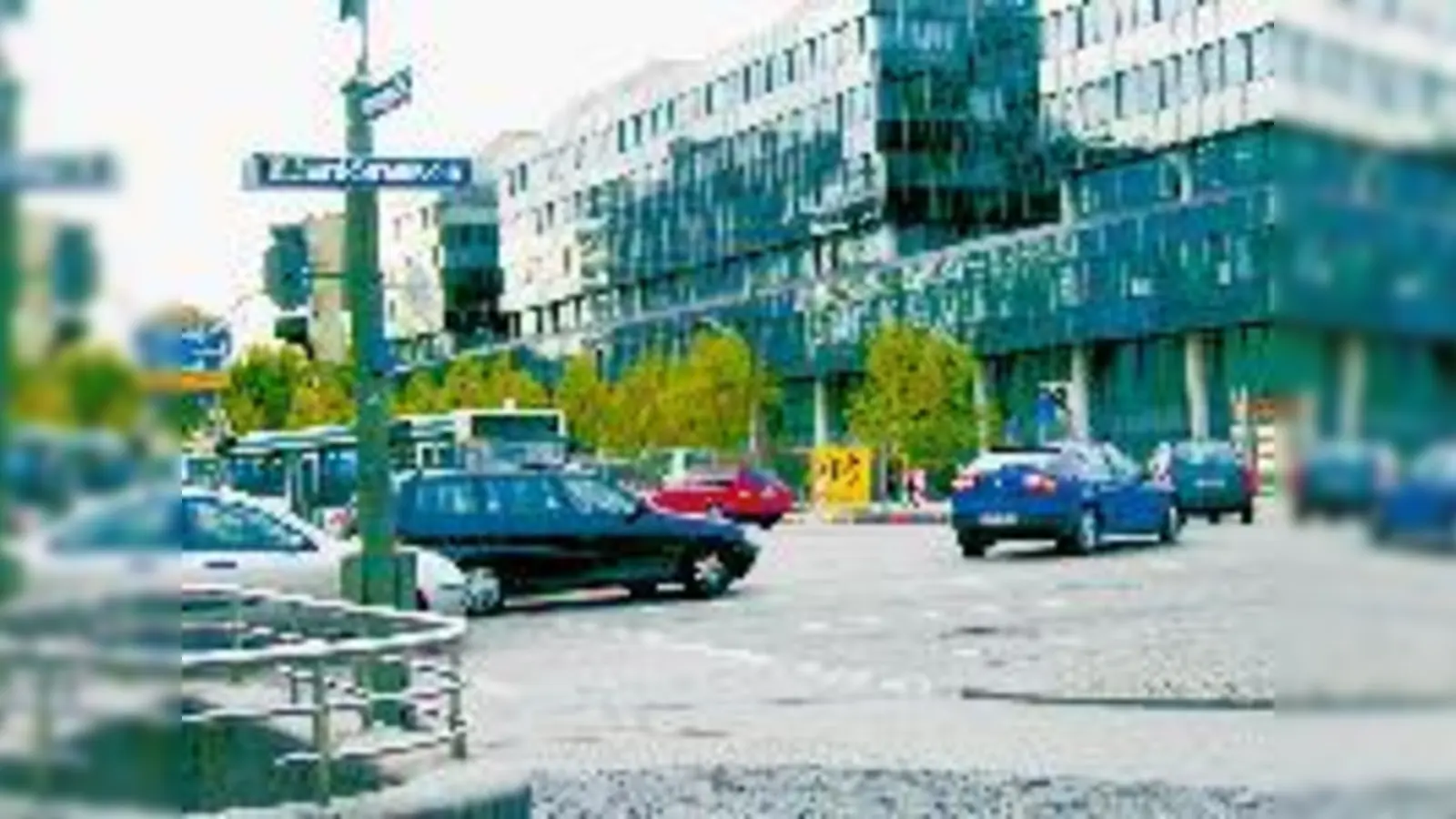 Hier an der Kreuzung Richard-Strauss-/Denninger-Straße wird irgendwann eine Tunnel-Ausfahrt sein. Bis dahin kann es aber noch ein paar Jahre dauern.	 (Foto: ct)