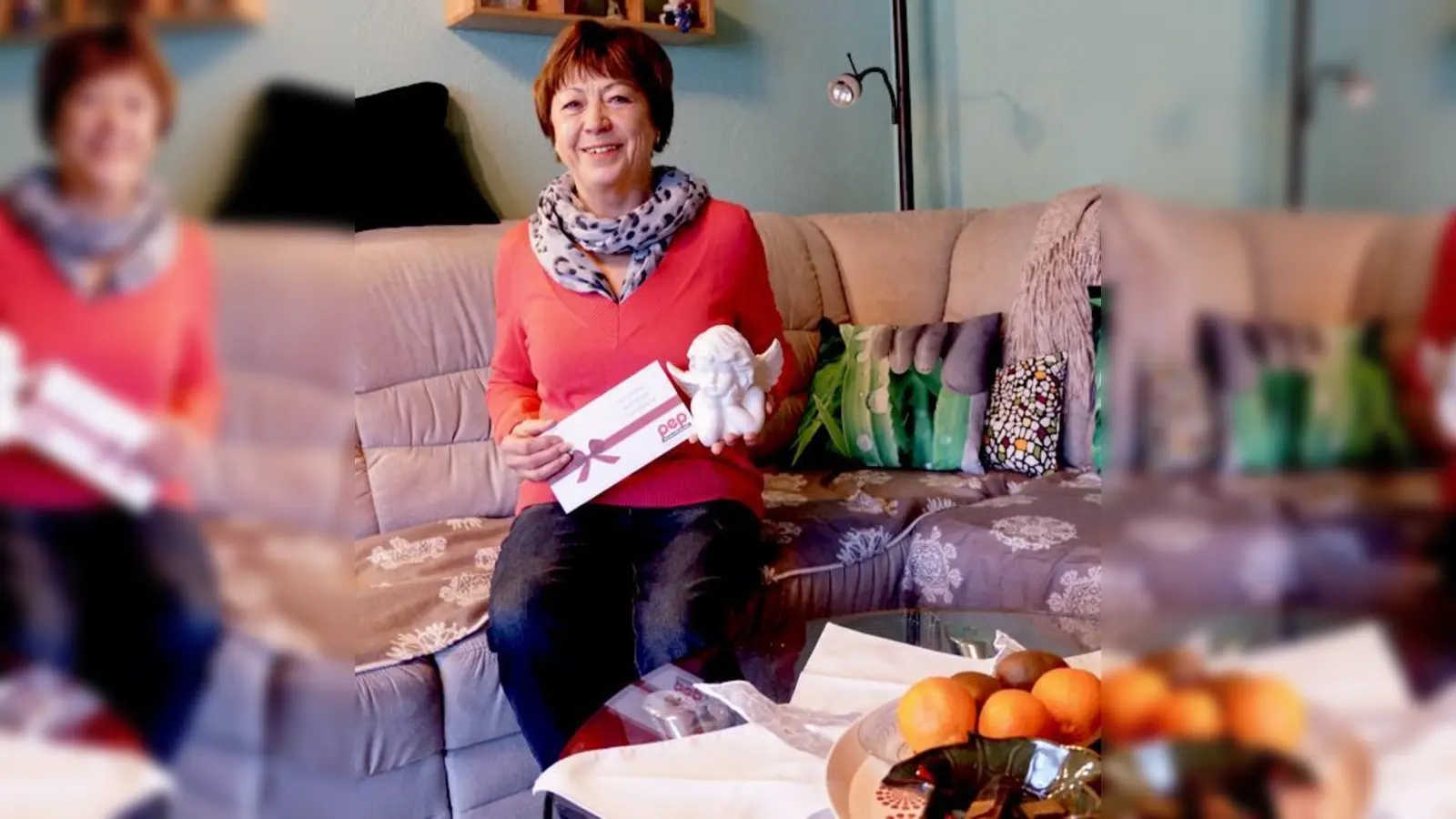 Christa Baron freute sich über die Auszeichnung zum Weihnachtsengel 2012,  sowie den hübschen Engel von Kölle und einen pep-Gutschein.	 (Foto: hw)