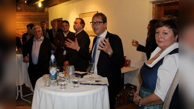 Bundesverkehrsminister Alexander Dobrindt war auf dem Neujahrsempfang der Wielenbacher CSU zu Gast. Rechts steht Landrätin Andrea Jochner-Weiß. (Foto: dwu)