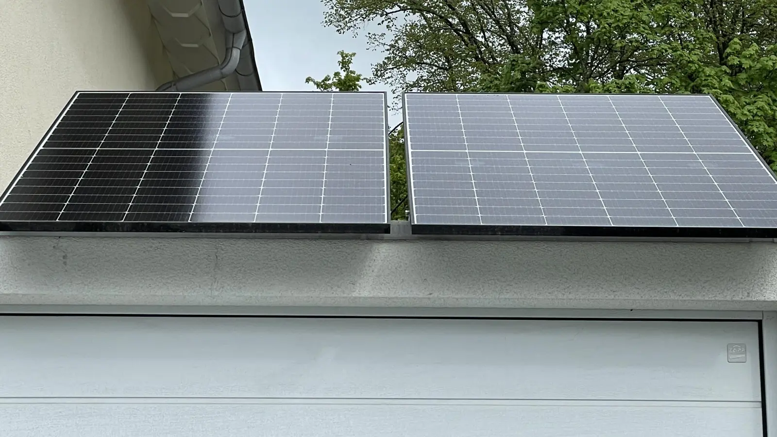 Eigenen Strom produzieren: Auf dieses Garagendach passen zwei Solarmodule. (Symbolbild: pst)