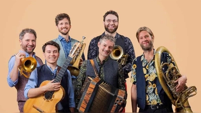 Die Kapelle so&amp;so spielt in der Stadthalle große auf. (Foto: Valentin Weinhäupl)