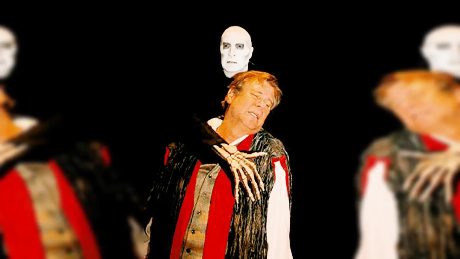 Der Tod kommt, um den Jedermann (Holger Schwiers) zu holen.  (Foto: Agentur)
