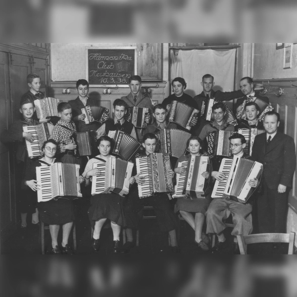 Ein Vereinsfoto von 1938 zeigt den damaligen Handharmonika-Club Neuhausen mit vielen jungen Mitgliedern. Die Tafel im Hintergrund trägt die Aufschrift „Harmonika Club Neuhausen, 10.3.38“. (Foto: Akkordeonorchester München e.V.)