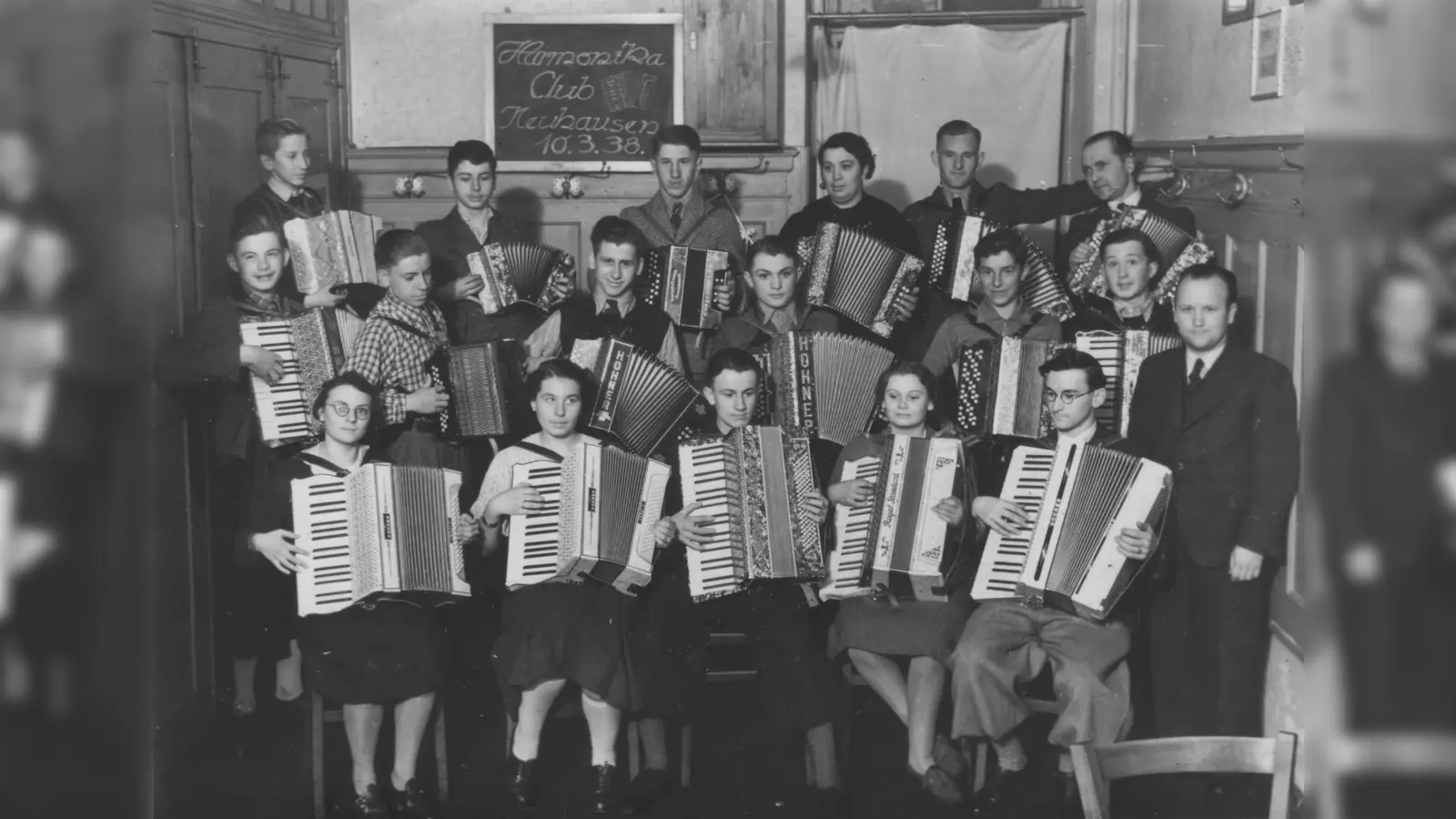 Ein Vereinsfoto von 1938 zeigt den damaligen Handharmonika-Club Neuhausen mit vielen jungen Mitgliedern. Die Tafel im Hintergrund trägt die Aufschrift „Harmonika Club Neuhausen, 10.3.38“. (Foto: Akkordeonorchester München e.V.)