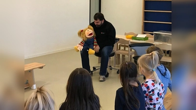 Thomas Büchner mit Solfi, der Handpuppe, die Kindern Erste Hilfe vermittelt. (Foto: BRK)