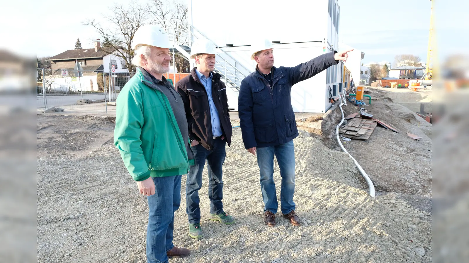 Erster Bürgermeister Ullrich Sander, Bauleiter Markus Poppe vom beauftragten Architekturbüro und Christian Schirlitz vom gemeindlichen Bauamt, zuständig für die Betreuung der Baustelle (v.r.). (Foto: VA)