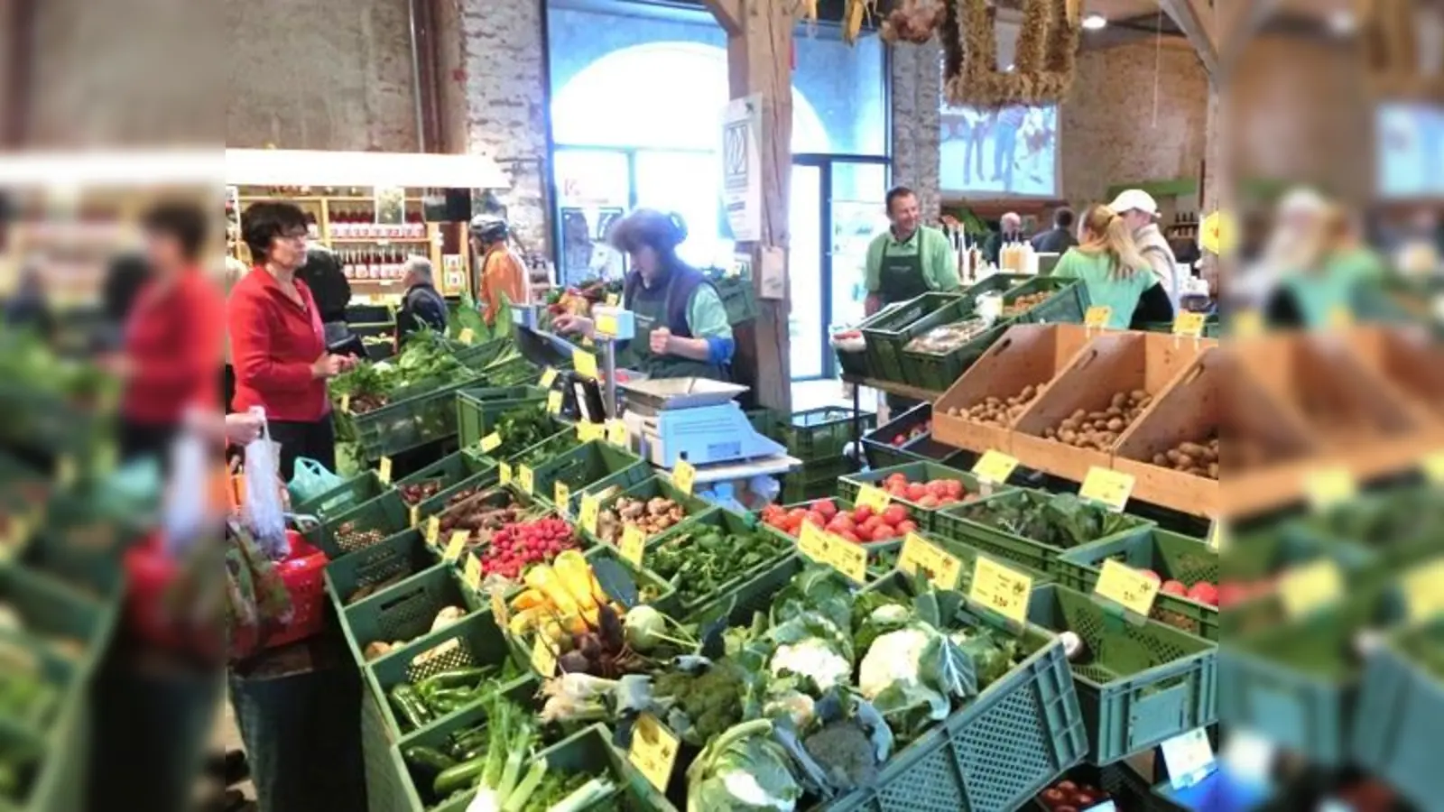Seit 30 Jahren gibt es den Wochenmarkt der Bauernquelle Fürstenfeldbruck. 20 Landwirte verkaufen hier ihre saisonalen und regionalen Produkte. (Foto: Max Keil)