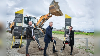 Packen beim Spatenstich tatkräftig mit an, v.l.: Hauptabteilungsleiter Ingenieurbau im Baureferat Alexander Kressierer, Mobilitätsreferent Georg Dunkel und Baureferentin Jeanne-Marie Ehbauer. (Foto: Leonhard Simon)