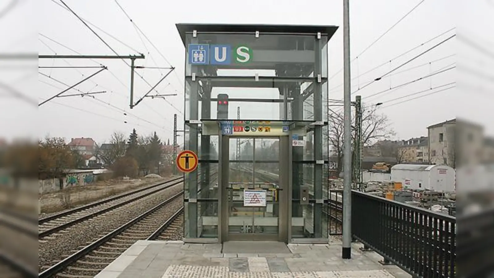 Der Aufzug am stadtauswärts führenden Bahnsteig des S-Bahnhofs in Moosach war am vergangenen Montag noch außer Betrieb.	 (Foto: ws)