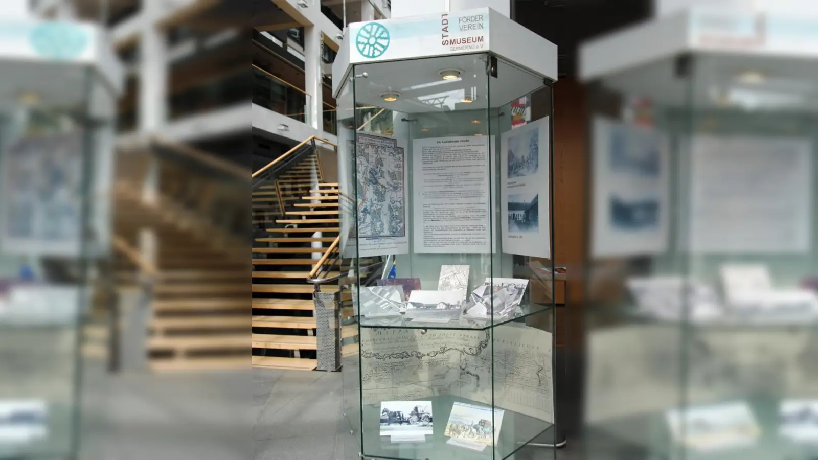 Gut platziert im Foyer der Stadthalle Germering bietet die Vitrine des Fördervereins Stadtmuseum auch in Veranstaltungspausen Gelegenheit, etwas über die Stadtgeschichte zu erfahren. (Foto: Eva Schraft)