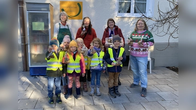 Die Vorschulkinder des Kindertreffs Herrsching präsentieren gemeinsam mit ihrer Betreuerin Marina Dollak die süßen Backwerke, die an die ehrenamtlichen Mitarbeiterinnen der Herrschinger Tafel überreicht wurden (von links): Ria Rossek, Marina Dollak, Karen Bauer und Manuela Drexler. (Foto:  Christian Zinke)