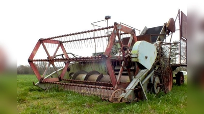 Fundstück aus dem Landkreis: Eine Vollerntemaschine für Pfefferminze, selbst gebastelt von einem findigen Landwirt, steht in Schwaigermoos. Ein Stück fürs Museum.	 (Foto: kw)