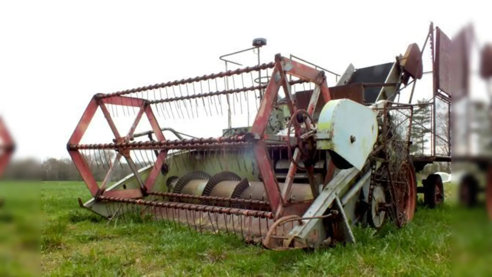 Fundstück aus dem Landkreis: Eine Vollerntemaschine für Pfefferminze, selbst gebastelt von einem findigen Landwirt, steht in Schwaigermoos. Ein Stück fürs Museum.	 (Foto: kw)