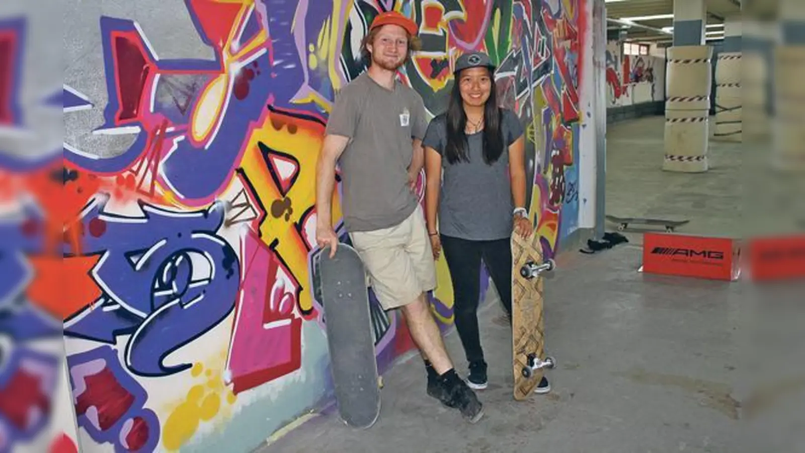 Fanta (rechts) und Adrien geben in der Halle am Candidplatz regelmäßig Skateboardkurse für sozial benachteiligte Kinder und Jugendliche. 			                  (Foto: js)
