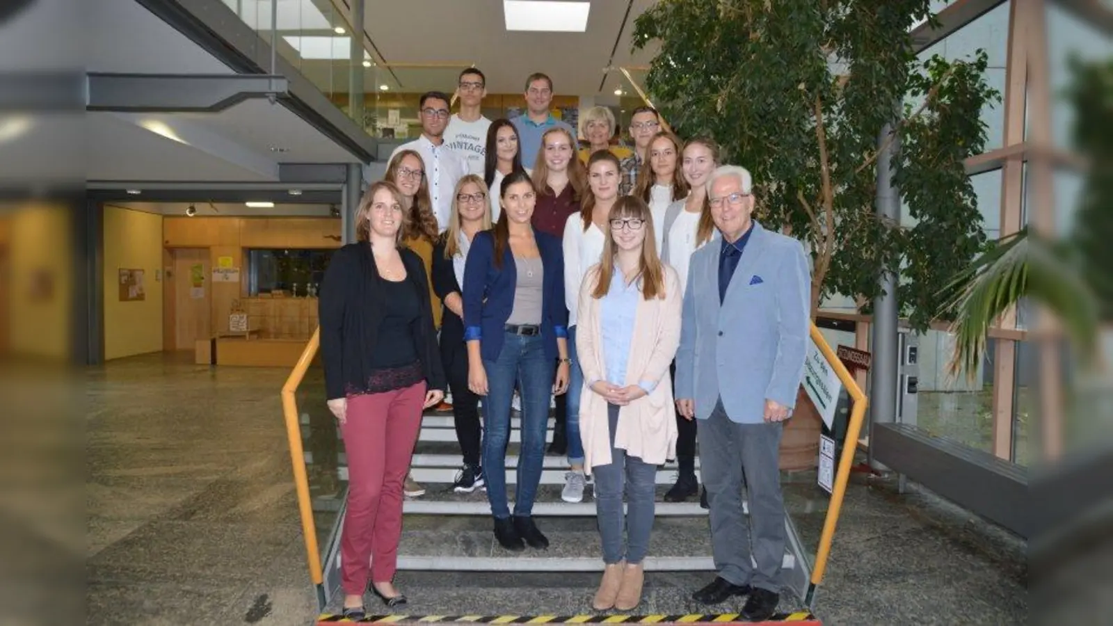 Sie starten nun in der Berufswelt durch: 5 Jugendliche absolvieren nun beim Landratsamt Fürstenfeldbruck ihre Ausbildung. Sie wurden an ihrem ersten Arbeitstag vom  stellvertretenden Landrat Ulrich Schmetz begrüßt. (Foto: LRA FFB)